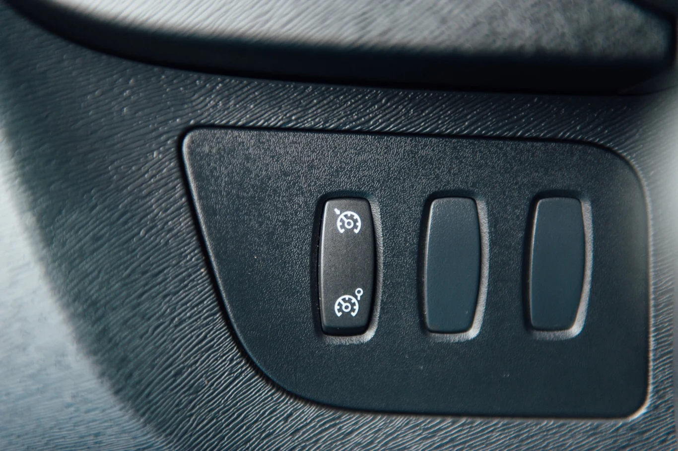 W różnych samochodach limiter jest inaczej oznaczony i może znajdować się w innym miejscu. Zwykle przy konsoli tempomatu.