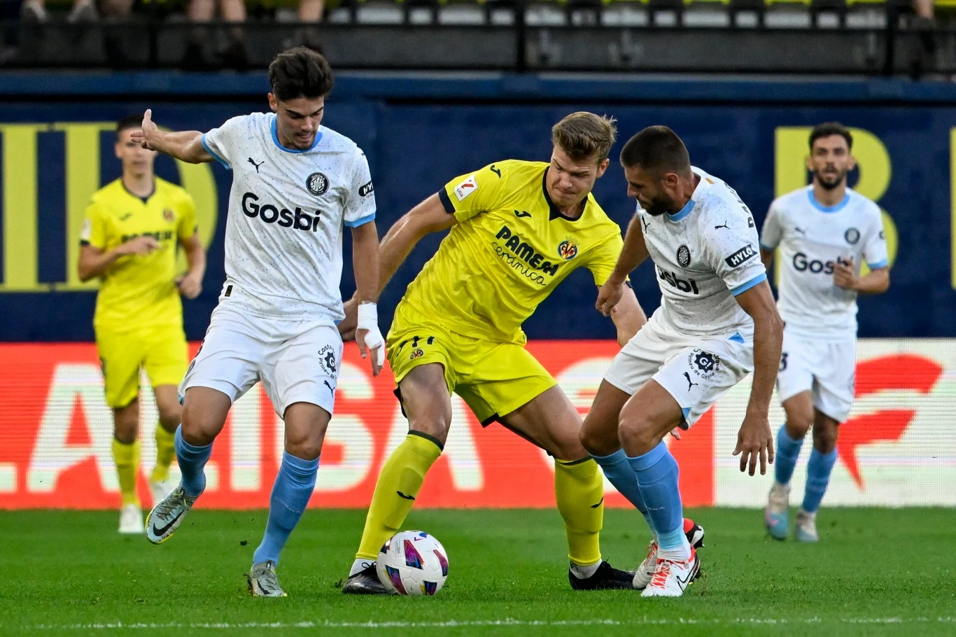 Girona (białe stroje) w starciu z Villarrealem