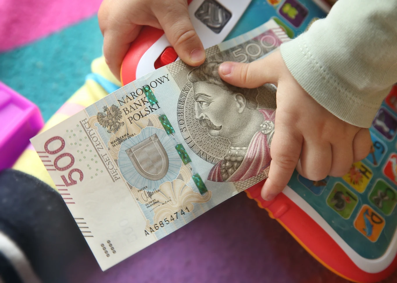 Świadczenie 500 plus zamieni się od 2024 roku na 800 plus Świadczenie 500 plus zamieni się od 2024 roku na 800 plus