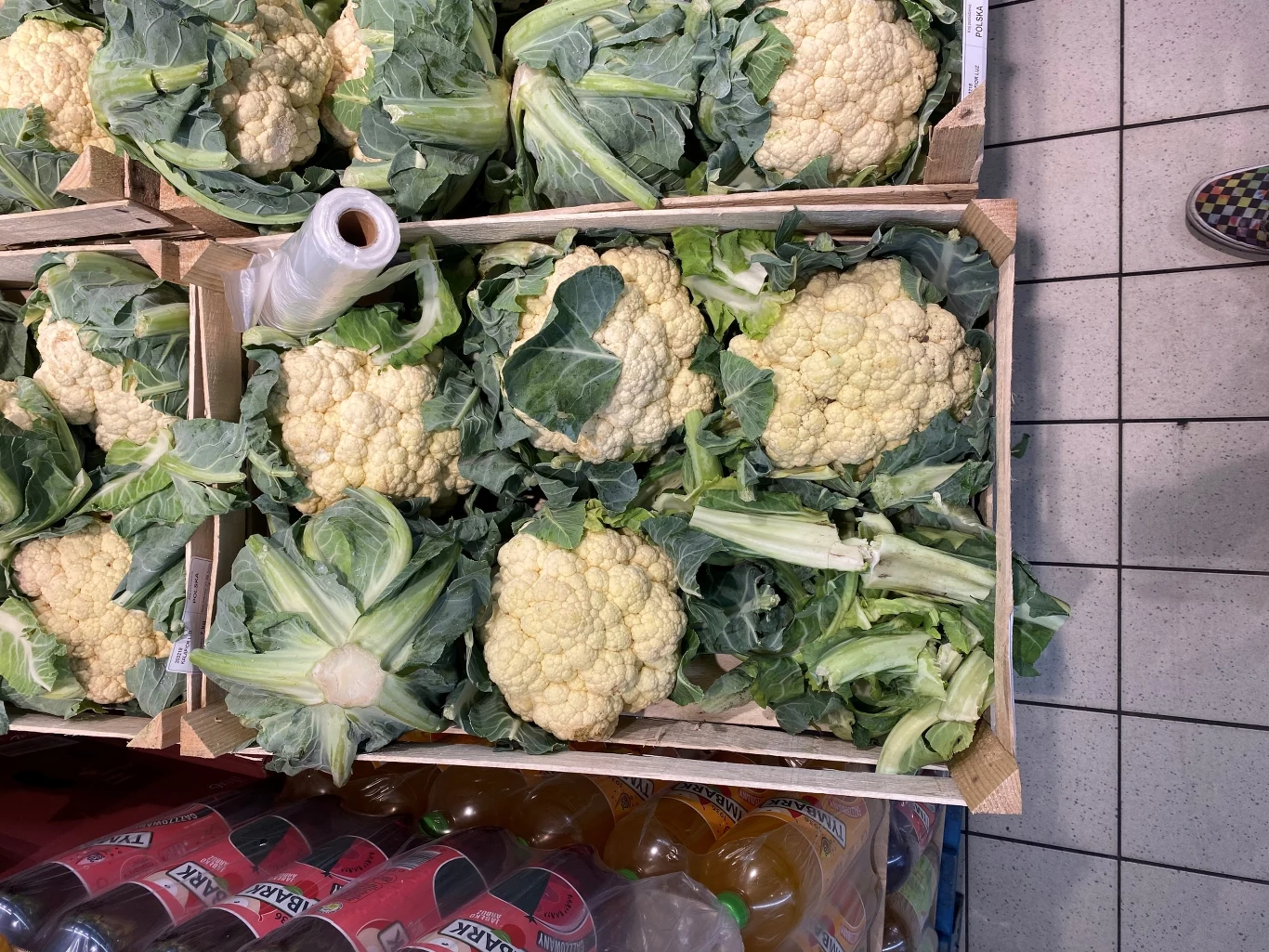 Biedronka wciąż mierzy się z obieraniem kalafiorów przez klientów, co de facto jest naruszeniem prawa