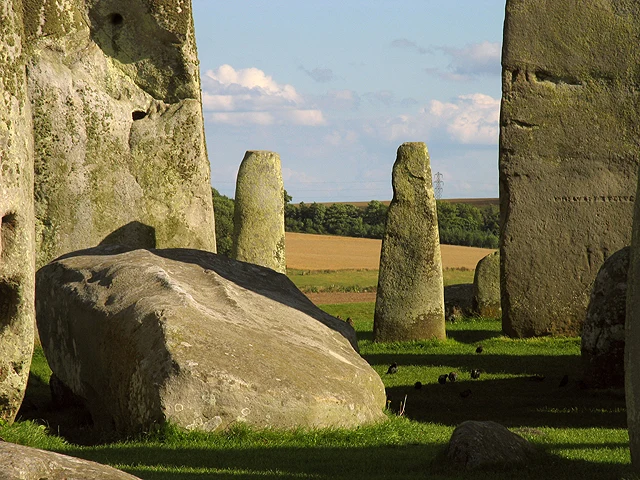 Przewrócony Kamień Ołtarzowy po środku Stonehenge. Przewrócony Kamień Ołtarzowy po środku Stonehenge.