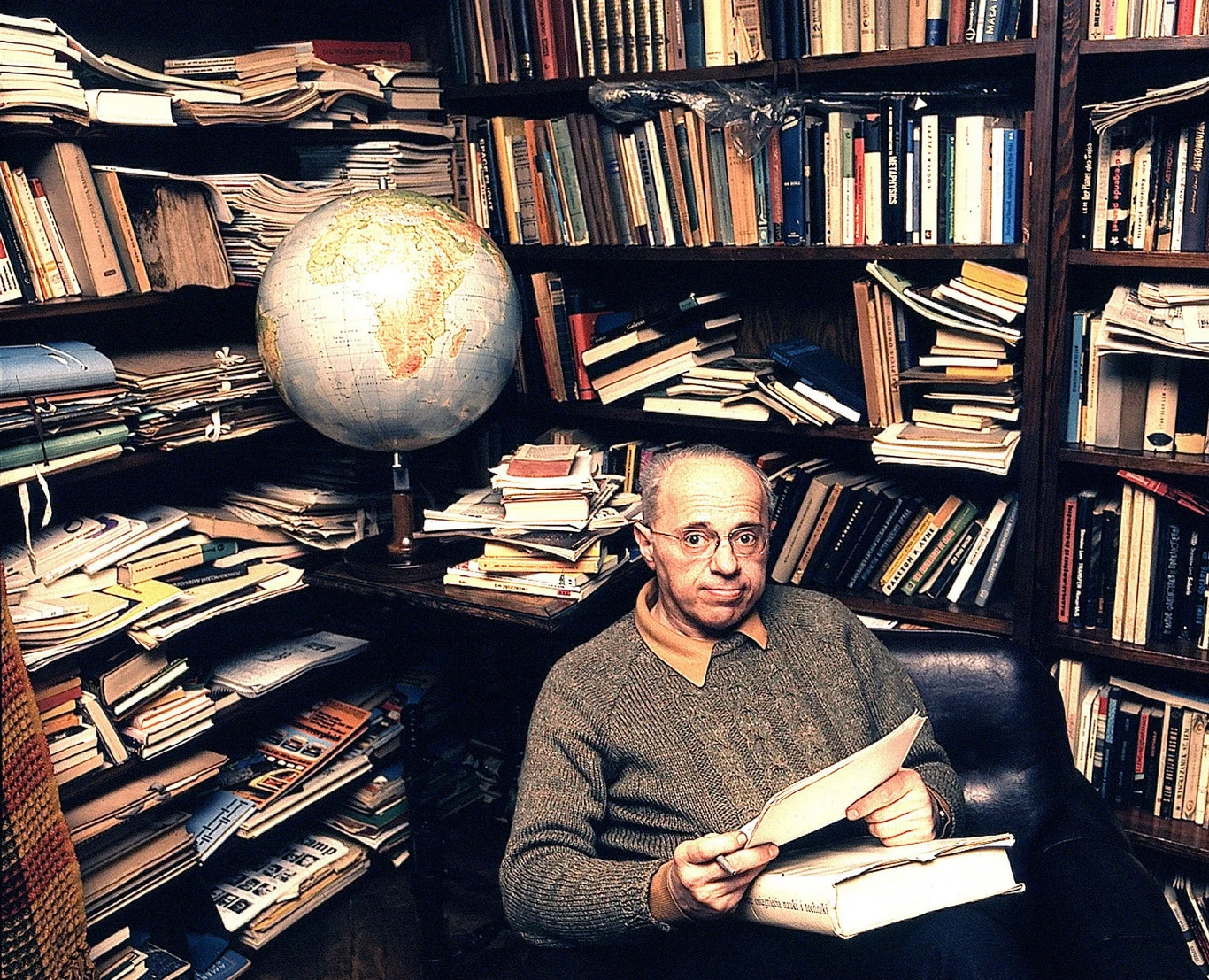 Stanisław Lem w swoim domu w Krakowie Stanisław Lem w swoim domu w Krakowie