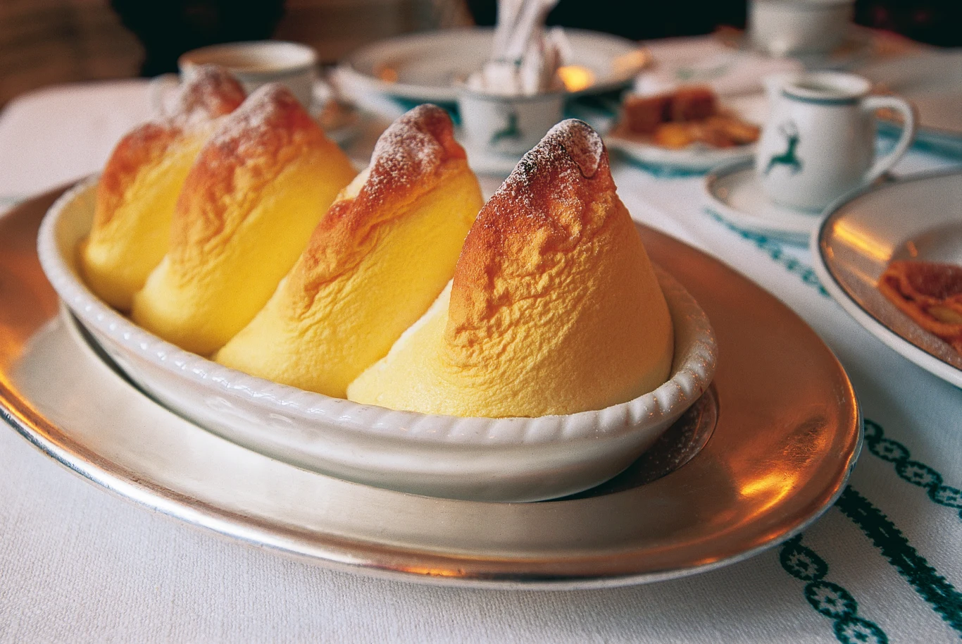 W restauracjach dostaniemy idealnie ukształtowany Salzburger Nockerl fot. Tourismus Salzburg W restauracjach dostaniemy idealnie ukształtowany Salzburger Nockerl fot. Tourismus Salzburg