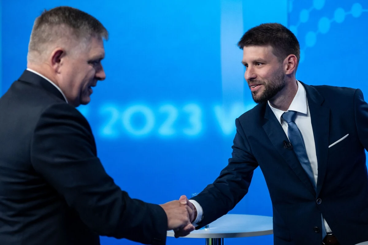 Przewodniczący SMER Robert Fico i lider Progresywnej Słowacji Michal Smicek podczas debaty wyborczej Przewodniczący SMER Robert Fico i lider Progresywnej Słowacji Michal Smicek podczas debaty wyborczej