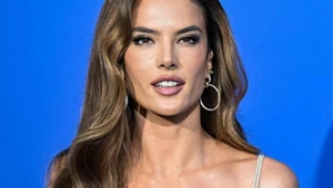 Alessandra Ambrosio eksponuje sylwetkę w eleganckiej sukni. Trudno oderwać wzrok