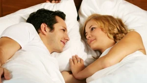 Skandynawska metoda spania może uratować niejeden związek. O co w niej chodzi?