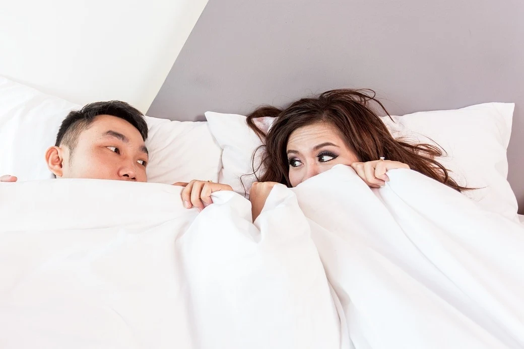 Osoby w związkach często obawiają się przenieść do innego łóżka, ponieważ nie chcą narazić się na krytykę Osoby w związkach często obawiają się przenieść do innego łóżka, ponieważ nie chcą narazić się na krytykę