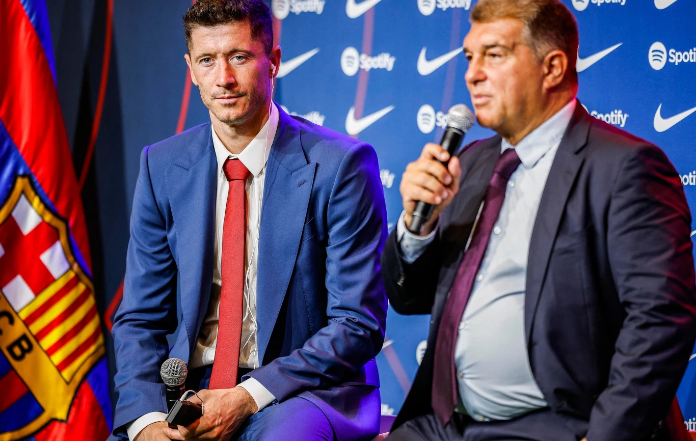 Robert Lewandowski i Joan Laporta. FC Barcelona Robert Lewandowski i Joan Laporta. FC Barcelona