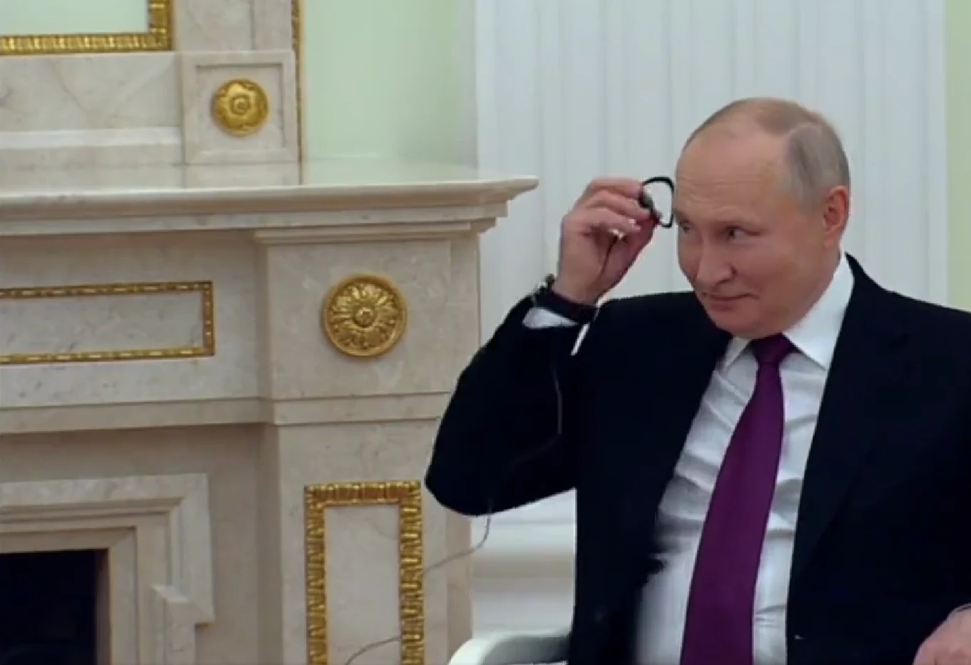 Władimir Putin pokazał dyktatorowi Sudanu Południowego, jak prawidłowo na ucho nałożyć słuchawkę Władimir Putin pokazał dyktatorowi Sudanu Południowego, jak prawidłowo na ucho nałożyć słuchawkę
