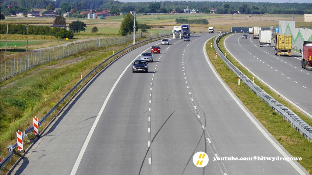 Na tym zdjęciu doskonale widać ślady hamowania BMW (ich długość to 168 m), miejsce, gdzie doszło do zderzenia, miejsce uderzenia Kii w bariery (po lewej stronie) i ślady opon obracającego się BMW