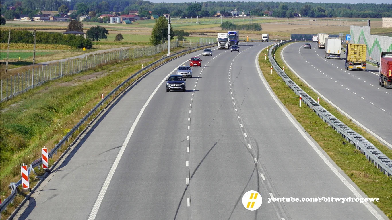 Na tym zdjęciu doskonale widać ślady hamowania BMW (ich długość to 168 m), miejsce, gdzie doszło do zderzenia, miejsce uderzenia Kii w bariery (po lewej stronie) i ślady opon obracającego się BMW Na tym zdjęciu doskonale widać ślady hamowania BMW (ich długość to 168 m), miejsce, gdzie doszło do zderzenia, miejsce uderzenia Kii w bariery (po lewej stronie) i ślady opon obracającego się BMW