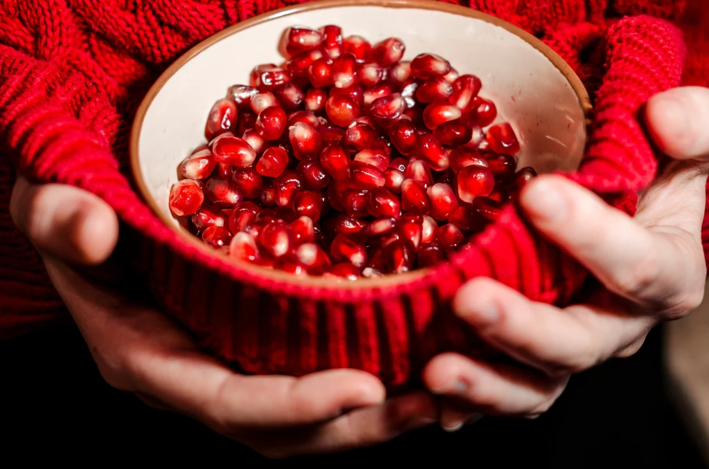W pestkach granatu kryje się wiele cennych witamin i minerałów. Jedz np. jako przekąskę