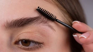 Chcesz zagęścić brwi? Zastosuj ten domowy sposób za grosze