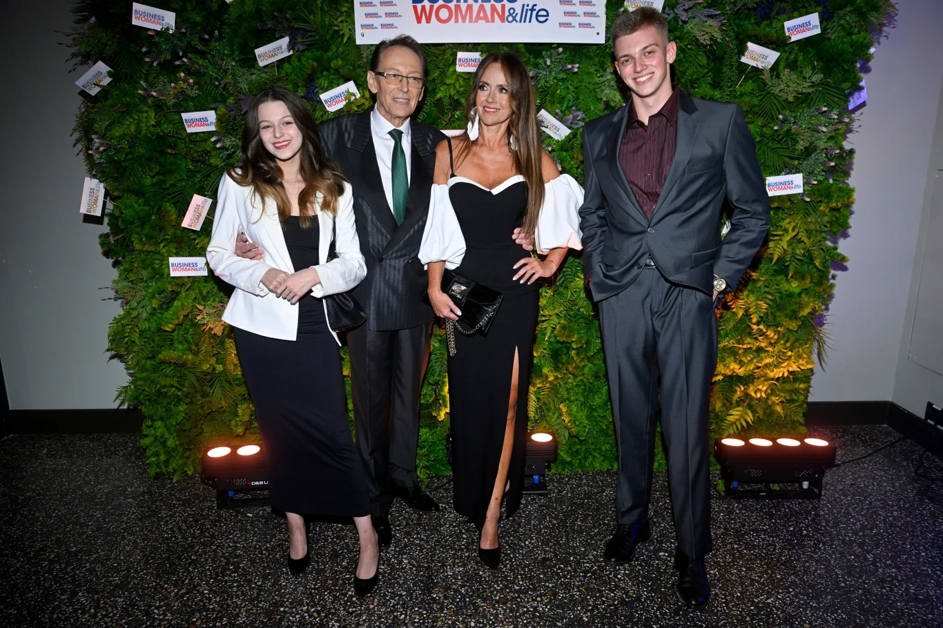 Jacek Borkowski z ukochaną i dziećmi Jacek Borkowski z ukochaną i dziećmi