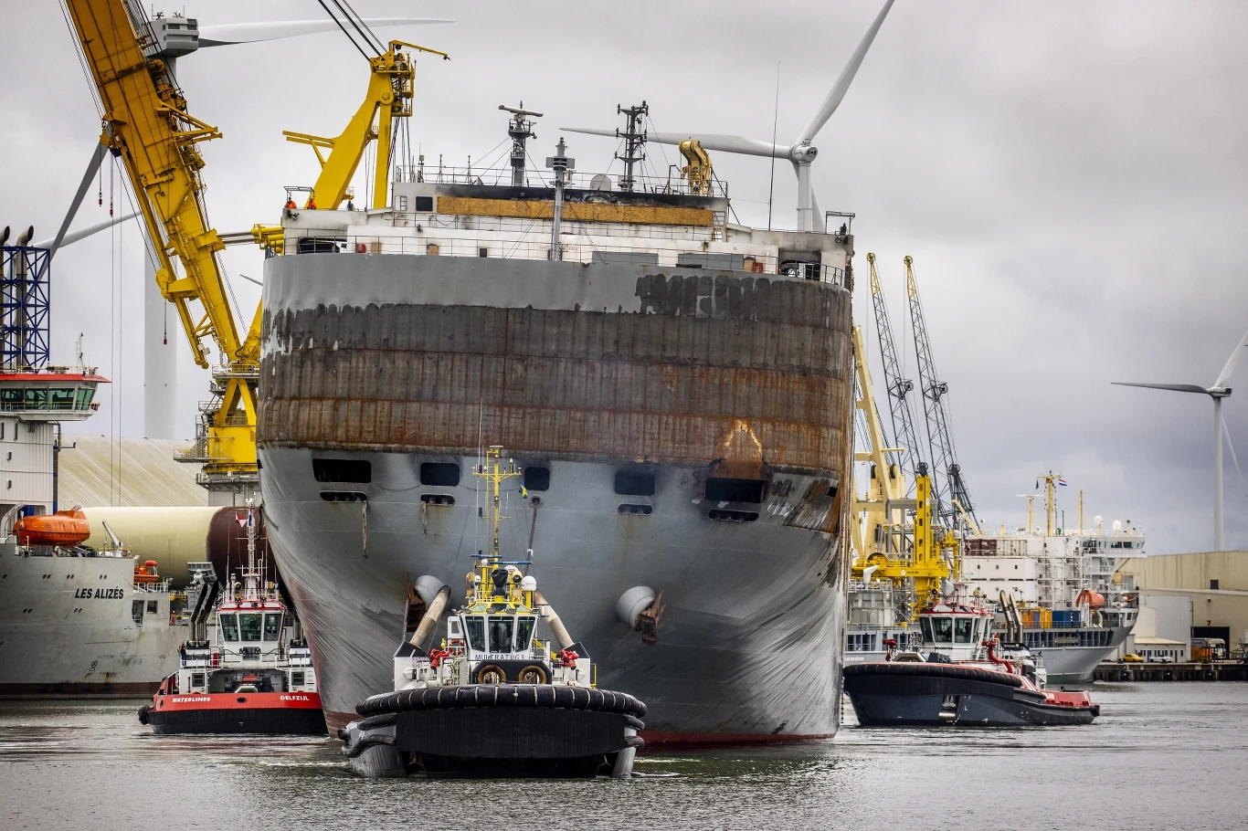 Fremantle Highway odbija od nabrzeża w Eeemshaven, gdzie wyładowano samochody sprawne i uszkodzone w niewielkim stopniu