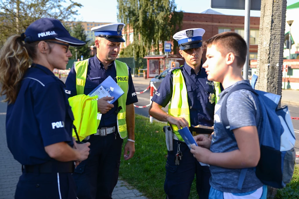 Odblaskowa kamizelka to ideał, ale wystarczy nawet odblaskowa opaska na rękę lub nogę, by pieszy stawał się widoczny z kilkukrotnie większej odległości