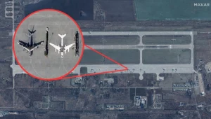 Rosjanie malują bombowce na płycie lotniska w Engels