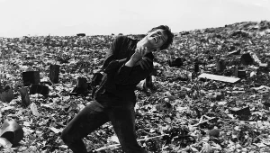 Zbigniew Cybulski w scenie z filmu "Popiół i diament"