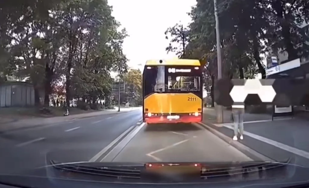 Autobus uciekł kobiecie, poratował ją przypadkowy kierowca / Fot: screen Facebook