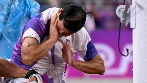 Po uderzeniu młotem sędzia ze złamaną nogą trafił do szpitala i przeszedł operację 