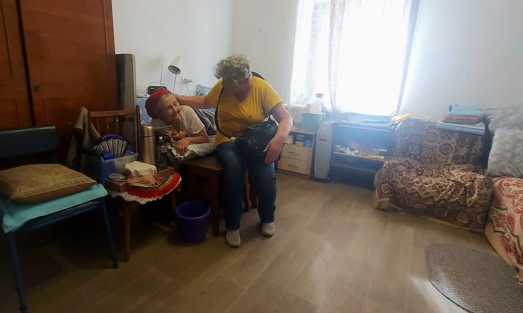 Ludmiła, pracownica społeczna, z podopieczną Ludmiła, pracownica społeczna, z podopieczną