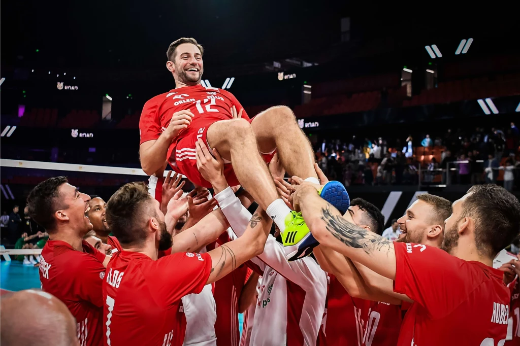 Grzegorz Łomacz na ramionach kolegów Grzegorz Łomacz na ramionach kolegów