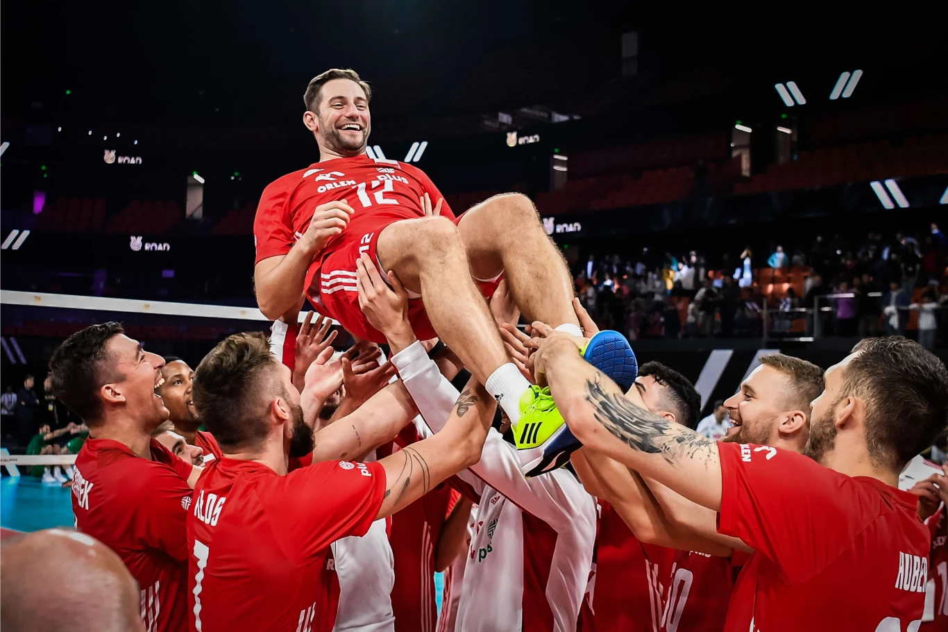 Kadra, podrzucająca Grzegorza Łomacza