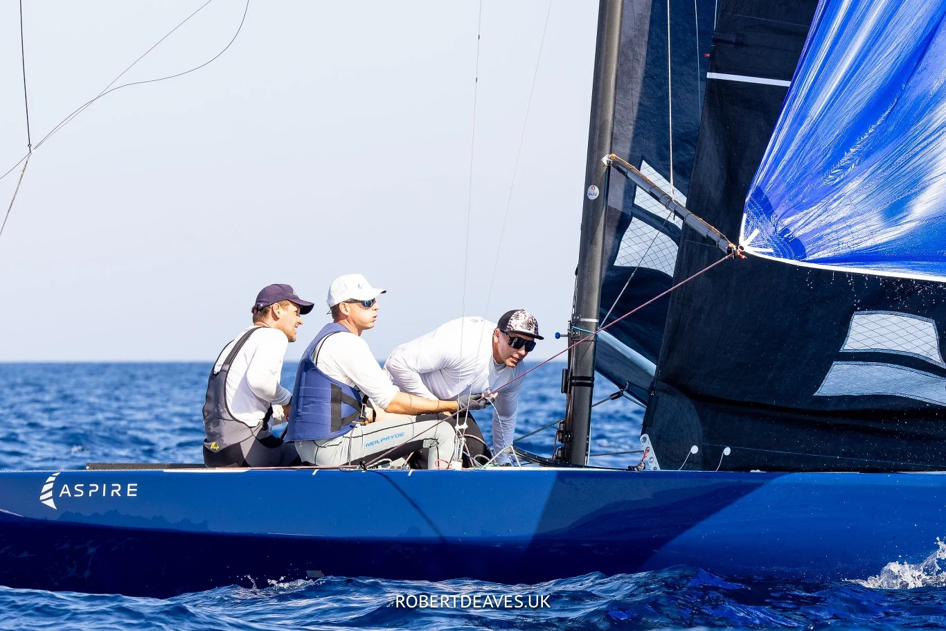 Mateusz Kusznierewicz ze swoją załogą na łodzi Aspire w klasie 5.5