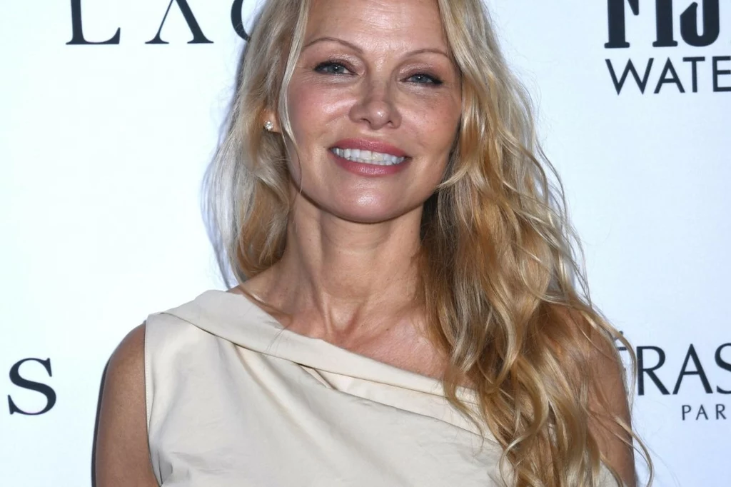 56-letnia Pamela Anderson bez grama makijażu w Paryżu. Wywołała burzę