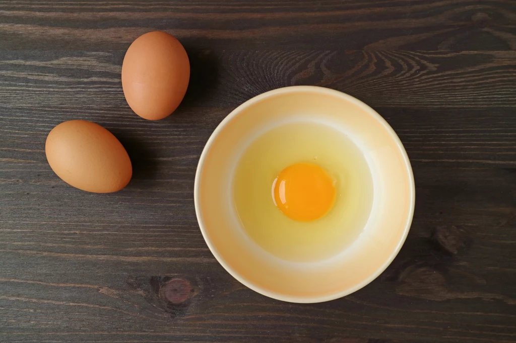 Białko jajka wchłonie nadmiar tłuszczu z rosołu