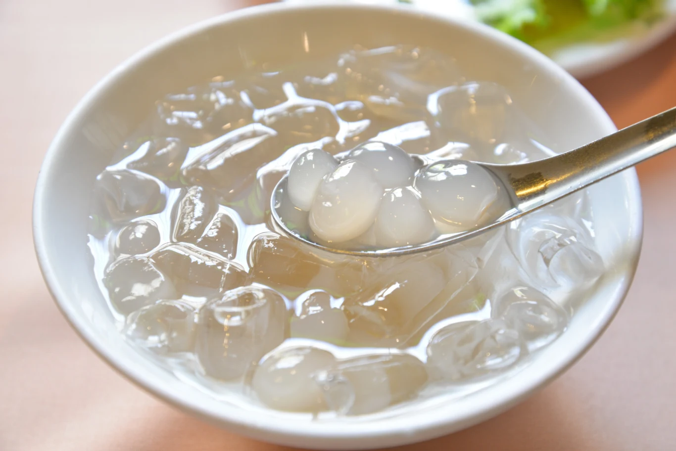 Kostki lodu nie tylko świetnie nawodnią roślinę, ale i pobudzą ją do kwitnienia Kostki lodu nie tylko świetnie nawodnią roślinę, ale i pobudzą ją do kwitnienia