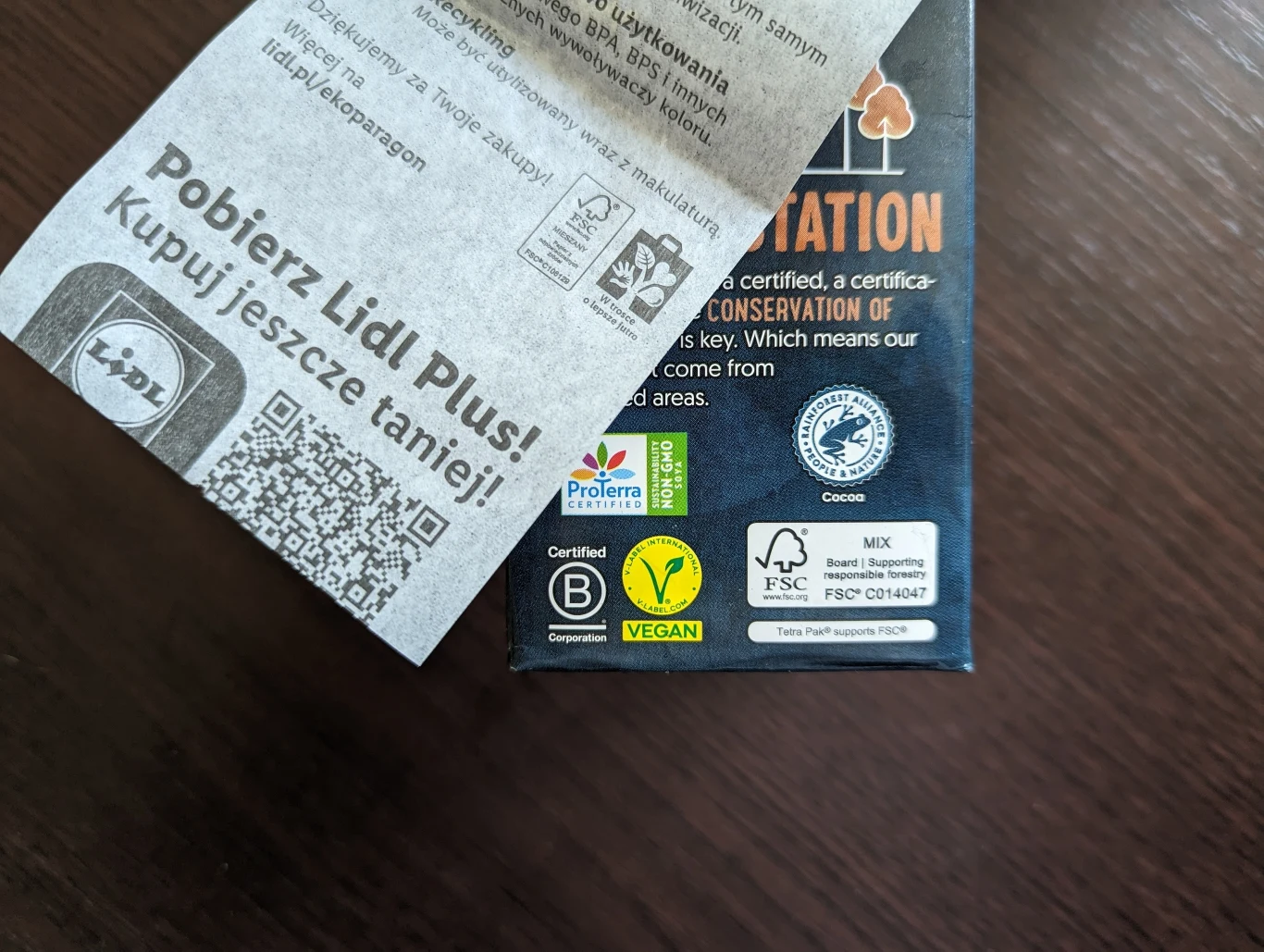 Gdzie wyrzucać niebieskie paragony sklepowe? Te, w przeciwieństwie do standardowych paragonów, nadają się do pojemnika na papier