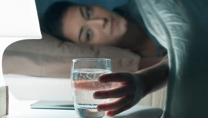Ostatnią szklankę wody warto wypić nie później niż na dwie godziny przed zaśnięciem