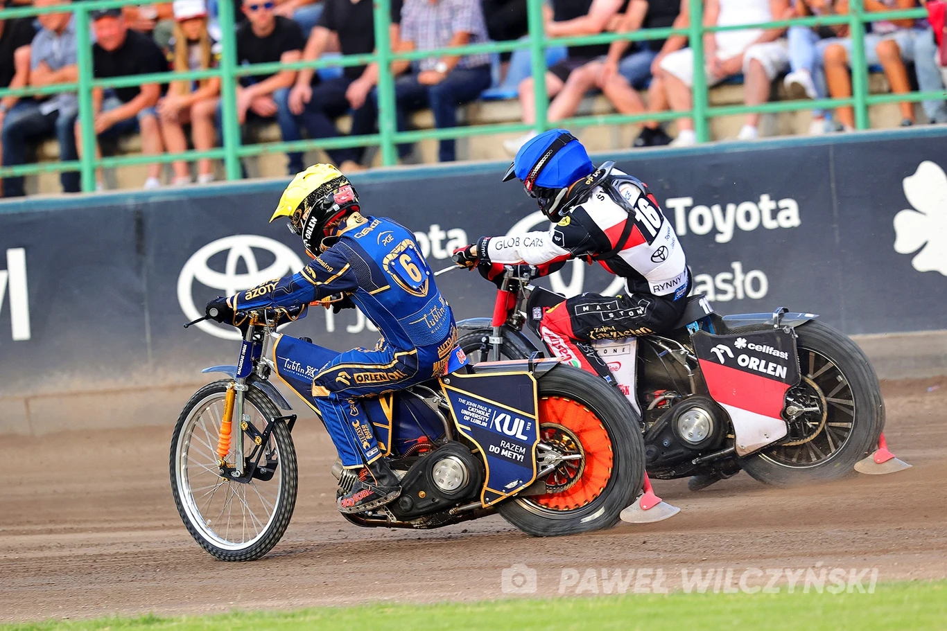Mateusz Cierniak kontra Piotr Świercz. Logo KUL na motocyklu Cierniaka widać dokładnie. Mateusz Cierniak kontra Piotr Świercz. Logo KUL na motocyklu Cierniaka widać dokładnie.