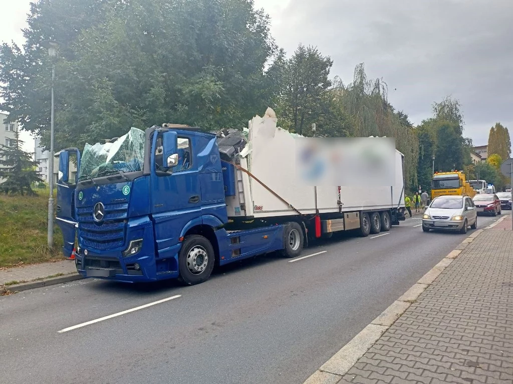 Kierowca tej ciężarówki zignorował znak i wjechał pod wiadukt