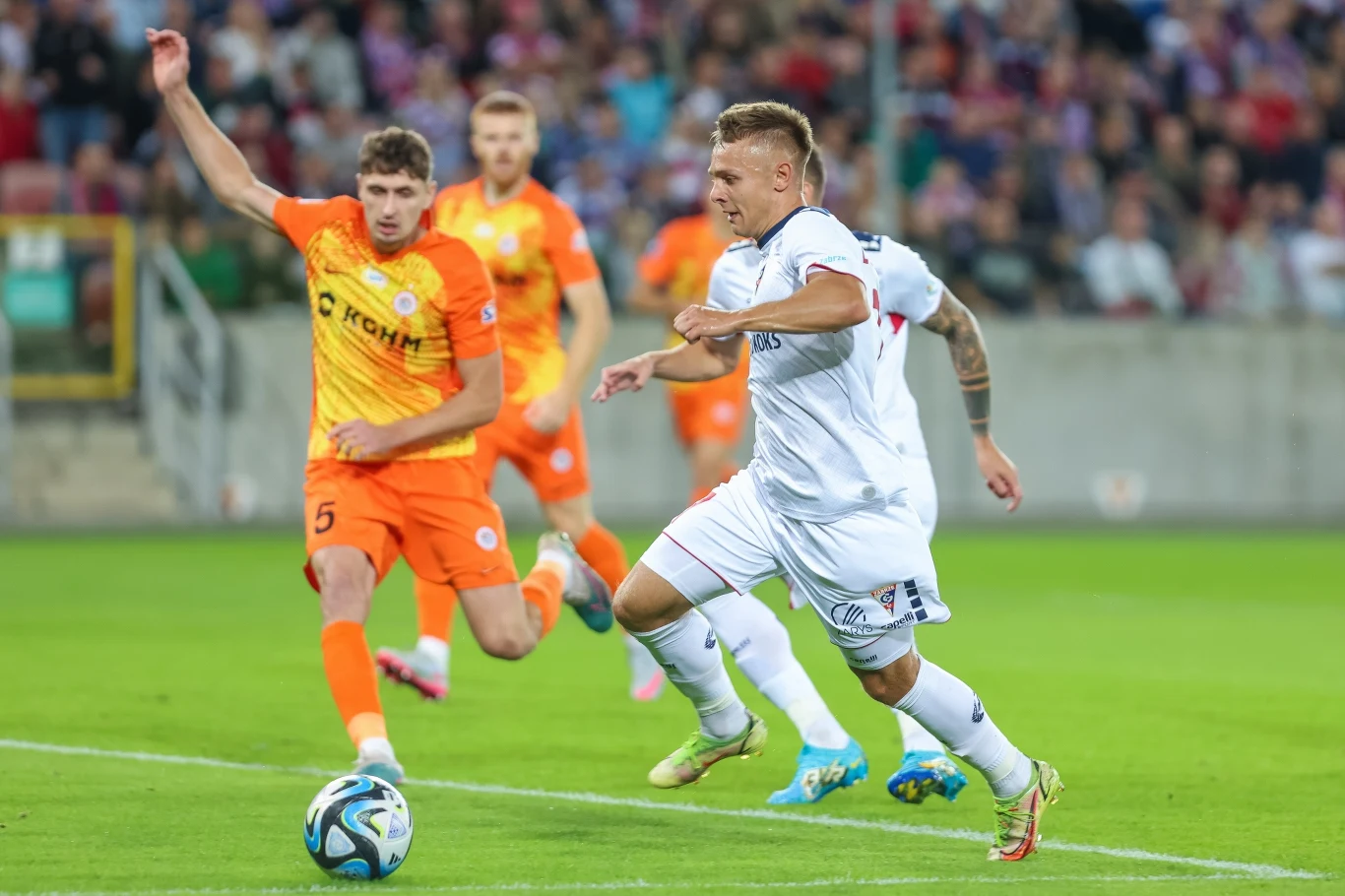 Kamil Lukoszek, chyba najbardziej aktywny piłkarz Górnika. I tak jak inni - nieskuteczny 