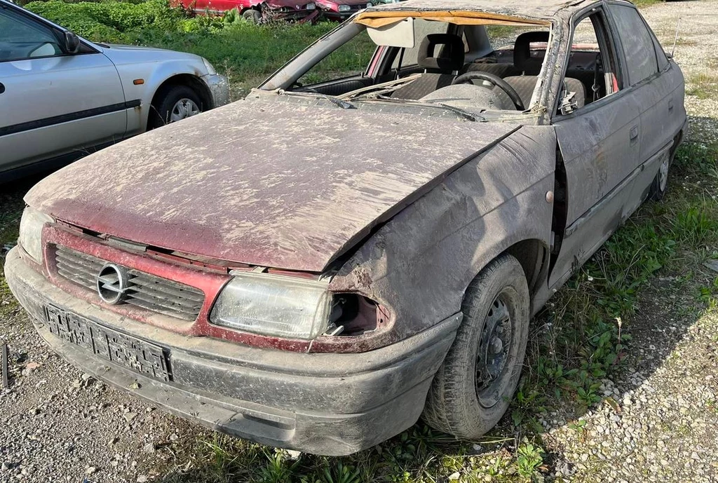 Samochód dachował, a kierowca wypadł przez przednią szybę Samochód dachował, a kierowca wypadł przez przednią szybę