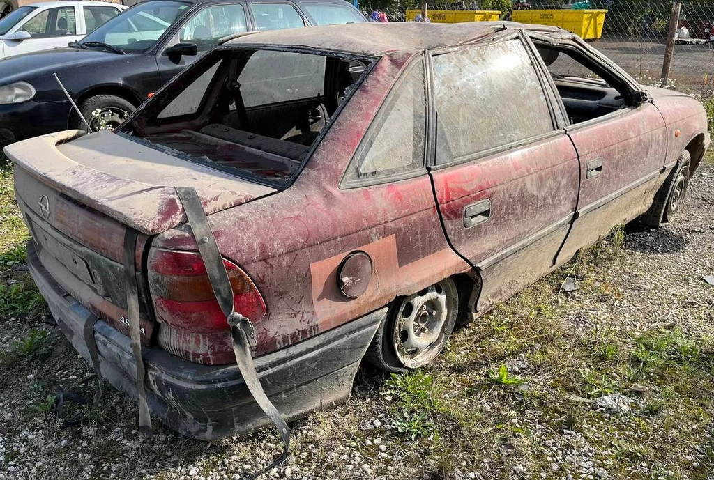 Mężczyzna dachował samochodem na polnej drodze Mężczyzna dachował samochodem na polnej drodze