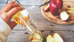 Najlepiej picie octu jabłkowego rozpocząć od niewielkich ilości, aby ocenić, jak organizm na niego zareaguje. 
