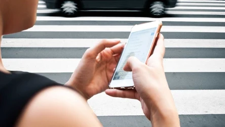 Nowe zasady dla pieszych we Włoszech. Będzie kara za telefon.