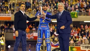 Zapłakany Zmarzlik dzwonił do prezydenta FIM. Ciąg dalszy skandalu z polskim mistrzem