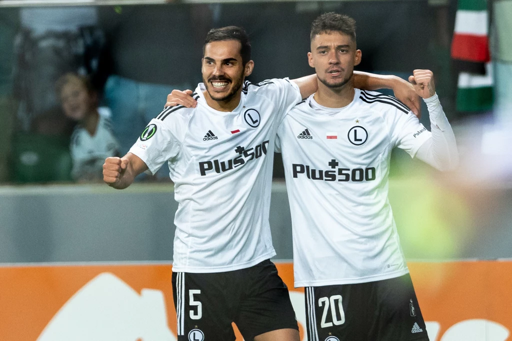 Mecz Alkmaar - Legia odbędzie się już w najbliższy czwartek. Na zdjęciu Yuri Ribeiro i Ernest Muci. Mecz Alkmaar - Legia odbędzie się już w najbliższy czwartek. Na zdjęciu Yuri Ribeiro i Ernest Muci.