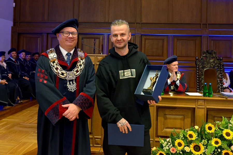 Prof. Krzysztof Wilde, rektor PG i prof. Andrzej Dragan ze statuetką Alegorii Nauki