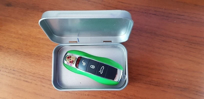 Kluczyk w metalowym pudełku to prosty i skuteczny sposób ochrony przed kradzieżą na walizkę