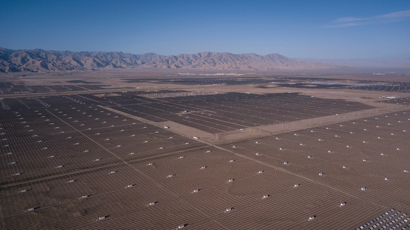 Chiny prześcignęły Indie w bitwie o największą farmę fotowoltaiczną na świecie. Numer jeden na Ziemi znajduje się w prowincji Qinghai w Chinach i ma moc ok. 2,8 GW Chiny prześcignęły Indie w bitwie o największą farmę fotowoltaiczną na świecie. Numer jeden na Ziemi znajduje się w prowincji Qinghai w Chinach i ma moc ok. 2,8 GW