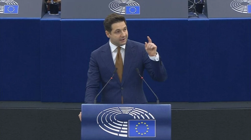 Patryk Jaki na mównicy w Parlamencie Europejskim podczas debaty nad aferą wizową w Polsce Patryk Jaki na mównicy w Parlamencie Europejskim podczas debaty nad aferą wizową w Polsce