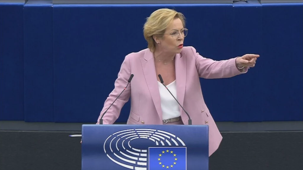 Jadwiga Wiśniewska na mównicy w Parlamencie Europejskim podczas debaty nad aferą wizową w Polsce Jadwiga Wiśniewska na mównicy w Parlamencie Europejskim podczas debaty nad aferą wizową w Polsce