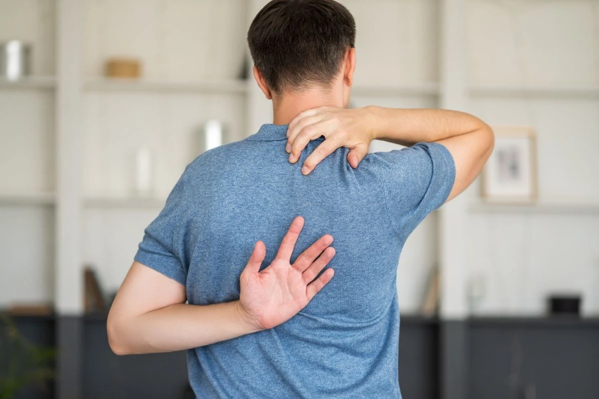 Półpasiec ujawnia się po jednej stronie ciała, objawia się silnym bólem oraz wysypką w postaci pęcherzy Półpasiec ujawnia się po jednej stronie ciała, objawia się silnym bólem oraz wysypką w postaci pęcherzy