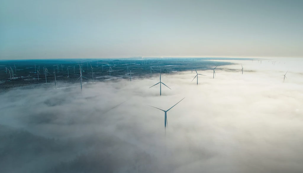 Najwięcej energii z wiatru na świecie produkują Chiny i Stany Zjednoczone. To właśnie tam zlokalizowane są największe farmy wiatrowe na świecie. Duże instalacje zbudowano także w Indiach. Największa farma wiatrowa w Europie i druga na świecie powstaje w Szwecji