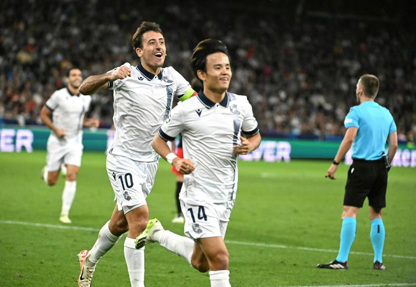 Takefusa Kubo i Mikel Oyarzabal świętują gola dla Realu Sociedad. W tle Bartosz Frankowski